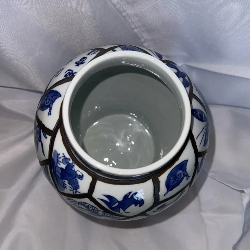 Chinese Blue and White Lidded Jar Hand Painted with Floral and Leaf - Picture 10 of 11